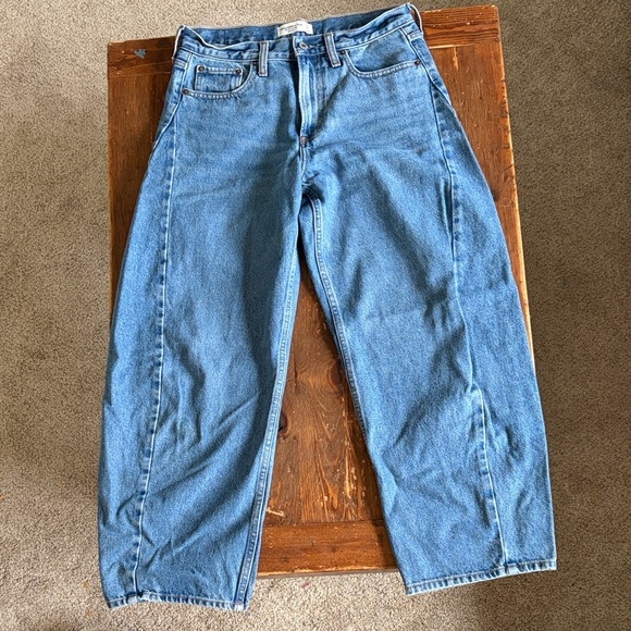 Abercrombie & Fitch Mid Rise Barrel Jeans - Picture 1 of 5